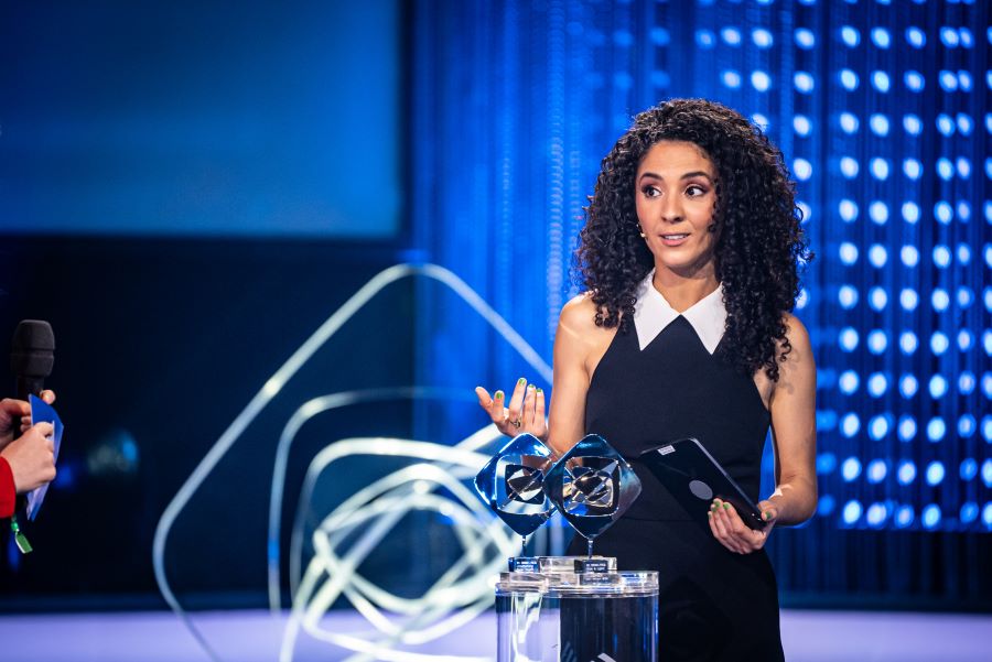 Sie ist bekannt aus der „Sendung mit der Maus“, aus „WestArt“ und „ttt – Titel, Thesen, Temperamente“: Siham El-Maimouni hat die 60. Grimme-Preis-Verleihung moderiert – und durfte sich selbst auszeichnen.