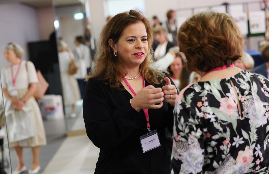 Beim 12. Frauen-Wirtschaftsforum der IHK Düsseldorf und des Kompetenzzentrums Frau und Beruf diskutierten die Teilnehmenden, auf welche Weise Hürden überwunden werden können, damit Potenziale voll ausgeschöpft werden.