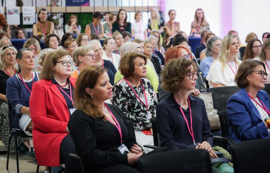 Beim 12. Frauen-Wirtschaftsforum der IHK Düsseldorf und des Kompetenzzentrums Frau und Beruf diskutierten die Teilnehmenden, auf welche Weise Hürden überwunden werden können, damit Potenziale voll ausgeschöpft werden.