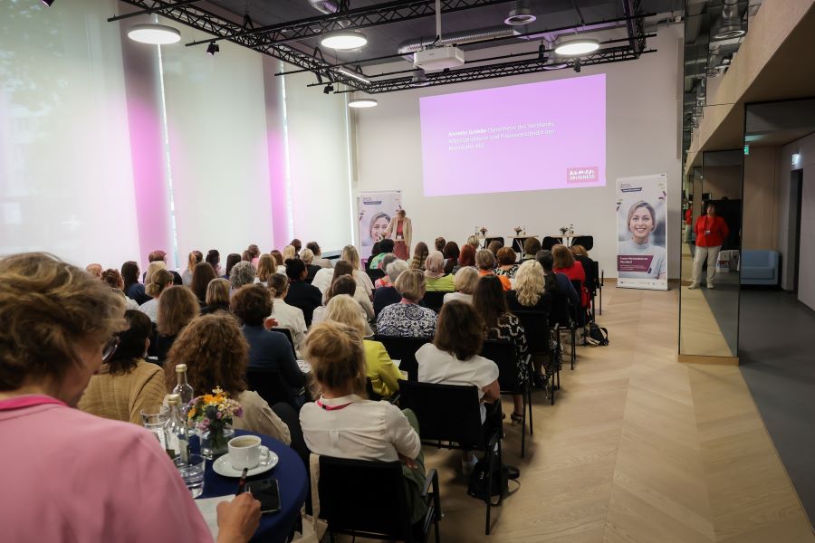 Beim 12. Frauen-Wirtschaftsforum der IHK Düsseldorf und des Kompetenzzentrums Frau und Beruf diskutierten die Teilnehmenden, auf welche Weise Hürden überwunden werden können, damit Potenziale voll ausgeschöpft werden.