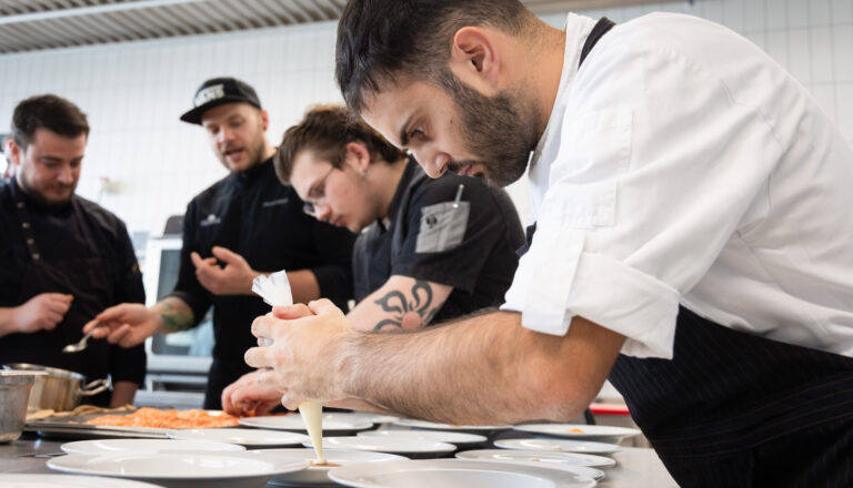 Gemeinsam mit der IHK engagierten sich Gastro-Profis aus ganz Deutschland für die junge Generation - bei den Premieren der Aktion „Chefs in Town“ (ein Großevent, bei dem zahlreiche Starköche und Gastronomen neue, kulinarische Erlebnisse schaffen) und der Rolling Pin.Convention Germany mit einer eigenen Karrierelounge.